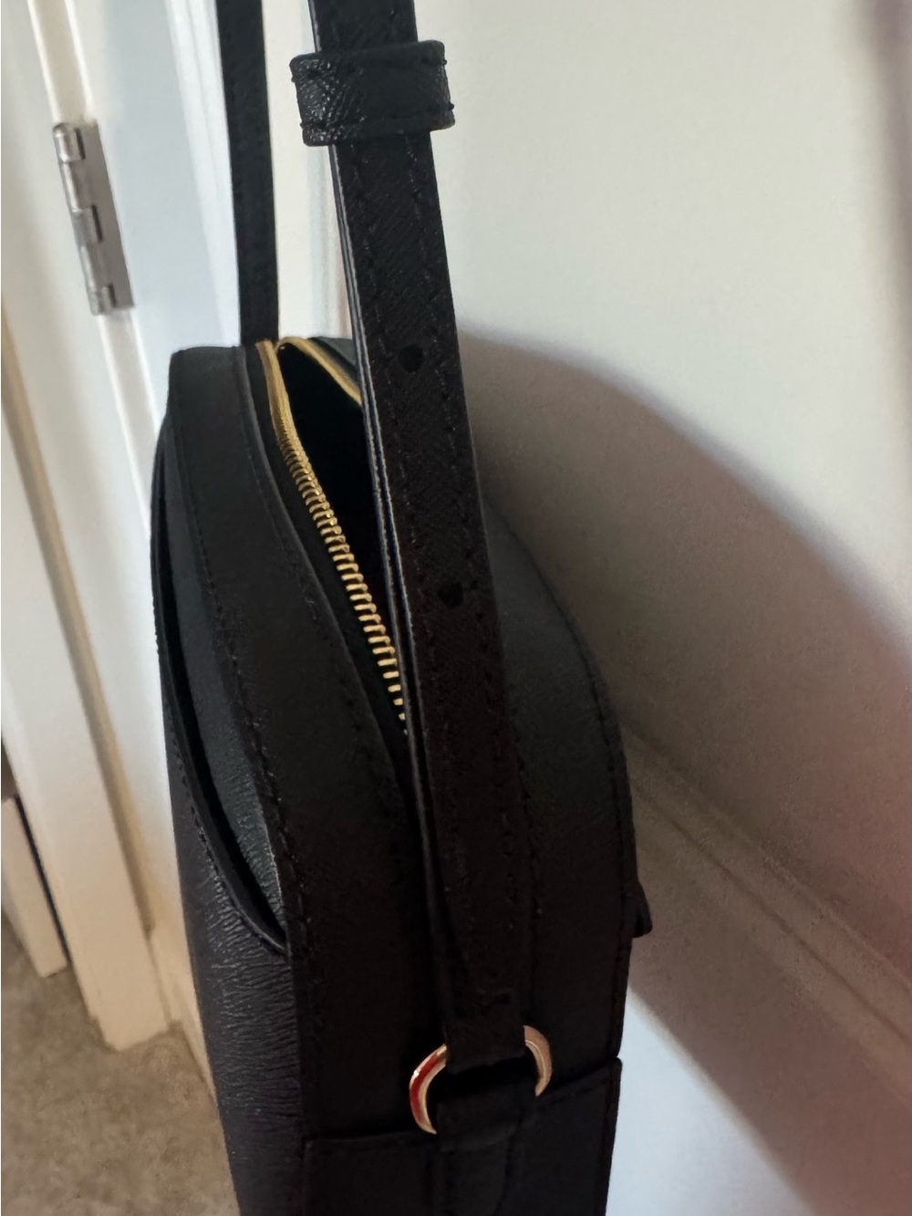 Jet Set Large Saffiano Crossbody bag with gold chain. - Picture 11 of 11